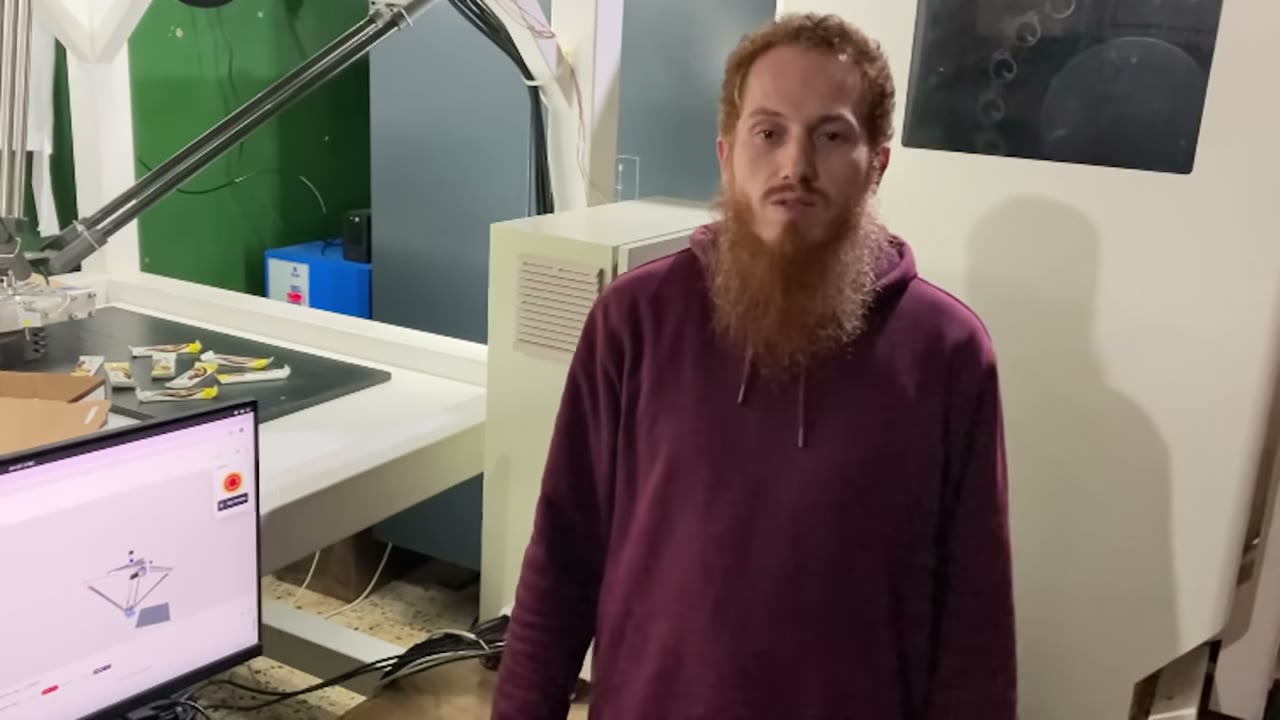 Delta robot cell running the autorun feature