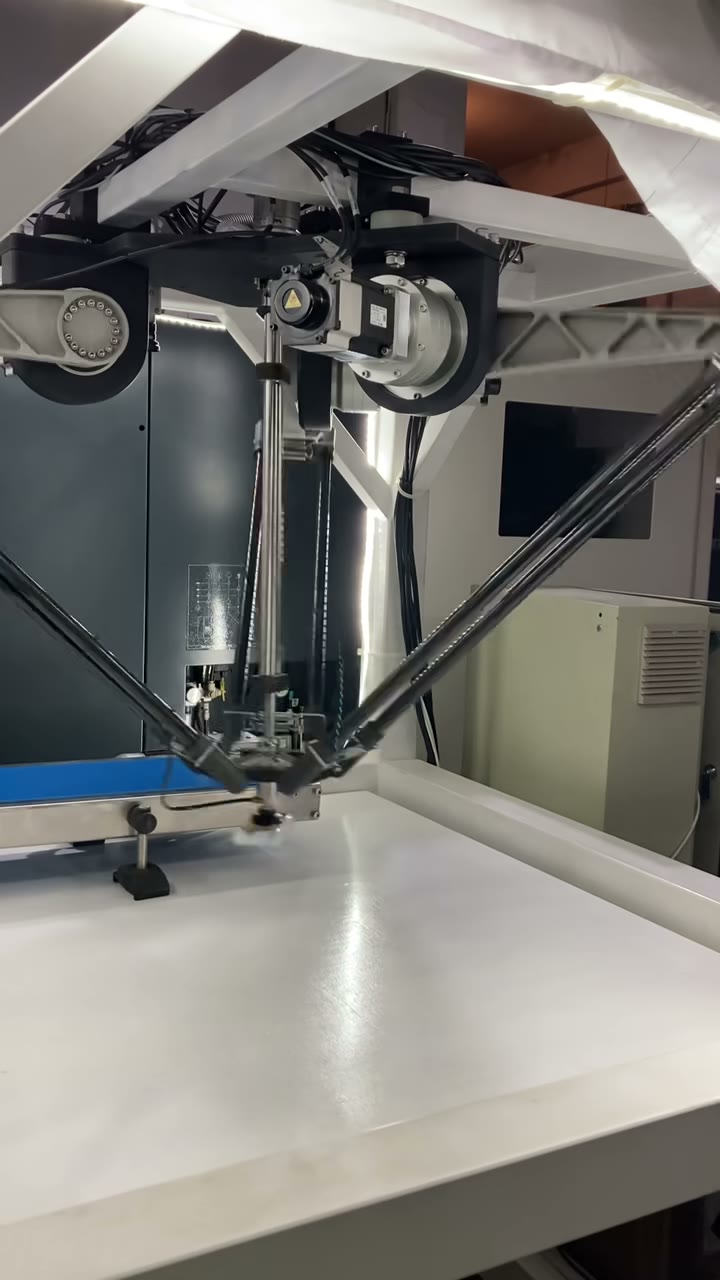 Delta robot above a conveyor running a configured pick-and-place job