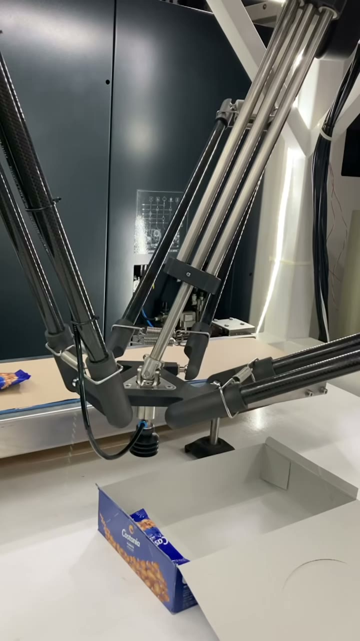 Delta robot picking products in the Adeeb shop